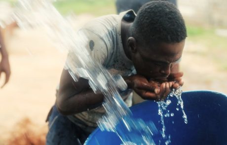 Une nouvelle usine de dessalement solaire fournit de l’eau douce au Kenya.