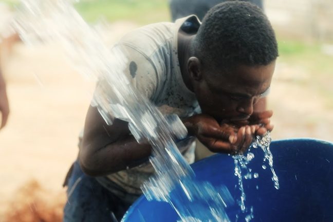 Une nouvelle usine de dessalement solaire fournit de l’eau douce au Kenya.