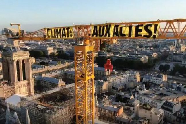 Greenpeace accroche une bannière sur le changement climatique au-dessus de la cathédrale Notre-Dame