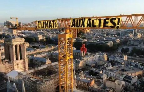 Greenpeace accroche une bannière sur le changement climatique au-dessus de la cathédrale Notre-Dame