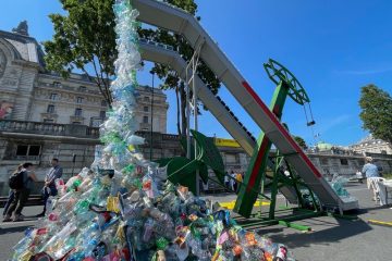 Une œuvre d’art qui crache du plastique dévoilée à l’occasion des négociations sur la lutte contre les déchets