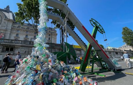 Une œuvre d’art qui crache du plastique dévoilée à l’occasion des négociations sur la lutte contre les déchets