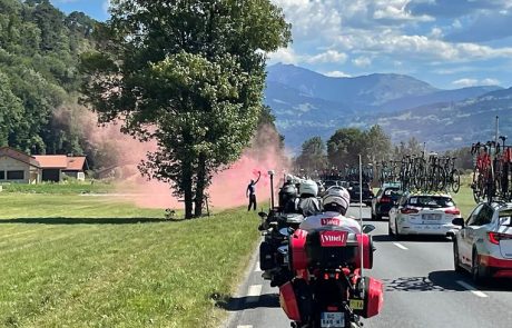 Le Tour de France reprend après que des militants pour le climat ont tenté de bloquer les coureurs