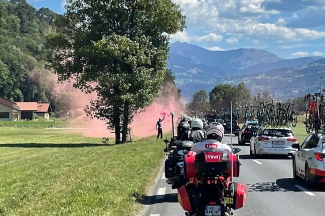 Le Tour de France reprend après que des militants pour le climat ont tenté de bloquer les coureurs