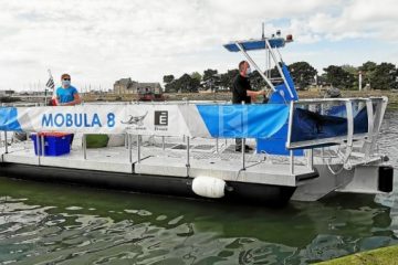 Un bateau qui ramasse des ordures pour lutter contre la pollution dans les eaux de Bali