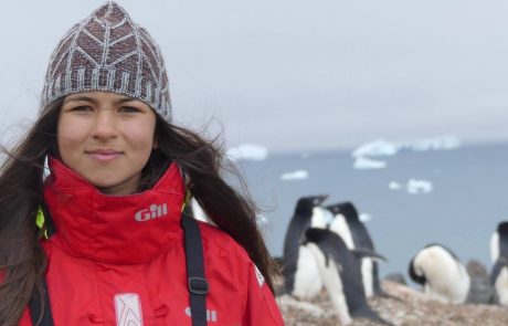Une militante britannique adolescente organise une manifestation climatique sur la banquise arctique