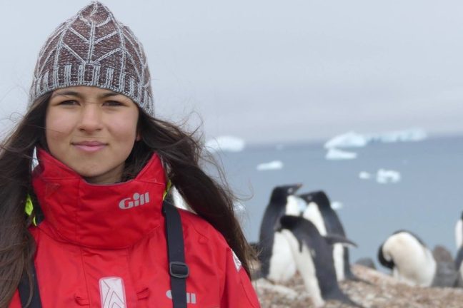 Une militante britannique adolescente organise une manifestation climatique sur la banquise arctique