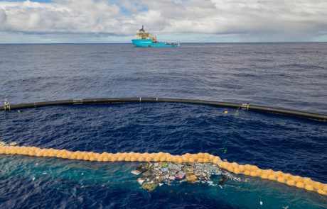 Ocean Cleanup récupère pour la première fois avec succès du plastique de l’océan Pacifique