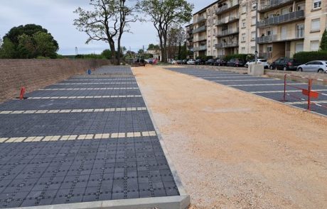 La fin programmée des parkings imperméables transforme l’aménagement urbain