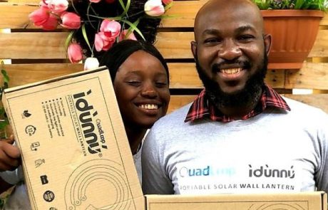 Une entreprise nigériane transforme les déchets électroniques en lanternes à énergie solaire