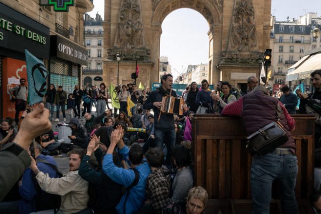 Des militants du changement climatique bloquent une place centrale de Paris