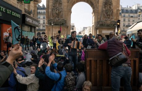 Des militants du changement climatique bloquent une place centrale de Paris