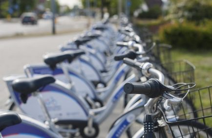 La mobilité partagée à deux roues : les multiples atouts des vélos et trottinettes en libre-service