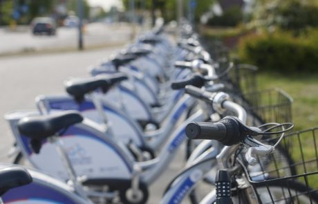 La mobilité partagée à deux roues : les multiples atouts des vélos et trottinettes en libre-service