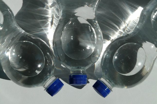 Macron relance la consigne sur les bouteilles plastiques et rallume la guerre avec les collectivités