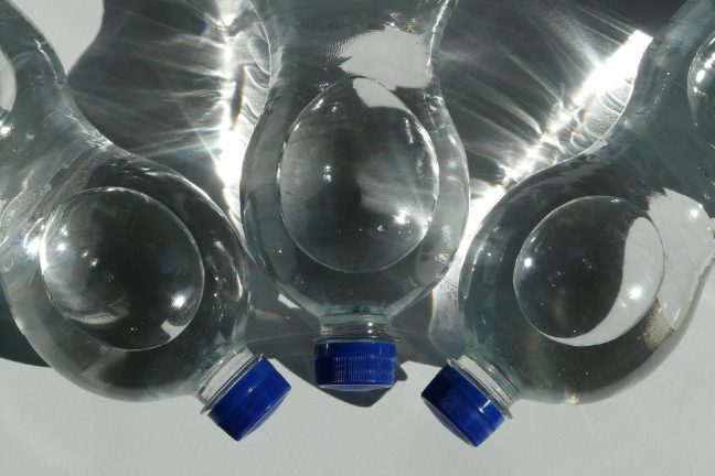 Des particules de plastique trouvées dans l’eau en bouteilles