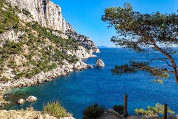 Les calanques de Marseille : Un avenir menacé par le changement climatique et l’invasion touristique