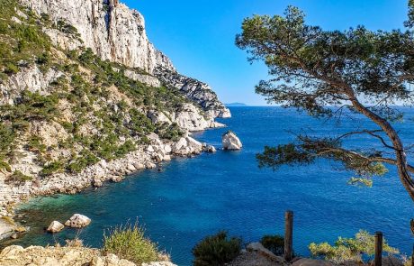 Les calanques de Marseille : Un avenir menacé par le changement climatique et l’invasion touristique