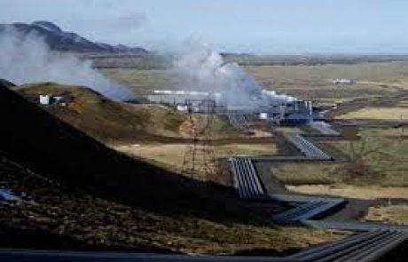 L’Islande se prépare à une éruption volcanique en protégeant une centrale géothermique