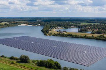 Une entreprise allemande construit une centrale solaire flottante sur un lac de carrière