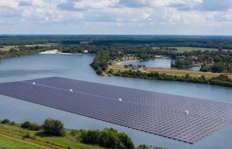 Une entreprise allemande construit une centrale solaire flottante sur un lac de carrière