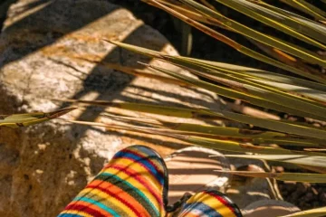 Des chaussons fabriqués à partir du tissu des sièges de métro parisien