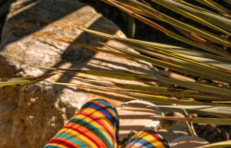 Des chaussons fabriqués à partir du tissu des sièges de métro parisien