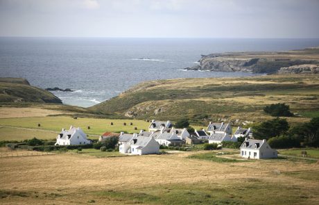 Contestation à Belle-Ile-en-Mer : La plateforme de forage pour un parc éolien flottant fait des vagues