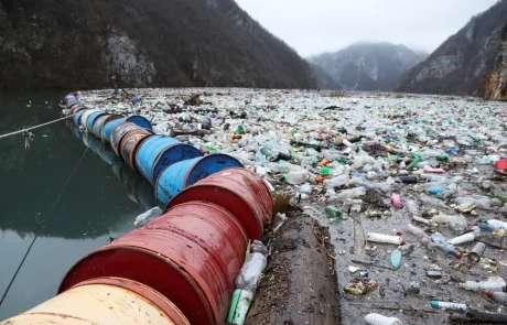 La décharge flottante d’une rivière bosniaque menace la santé et le tourisme