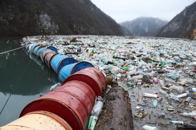 La décharge flottante d’une rivière bosniaque menace la santé et le tourisme