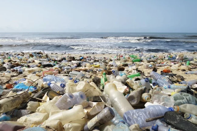 Déchets plastiques : l’ONU passe un accord “historique”