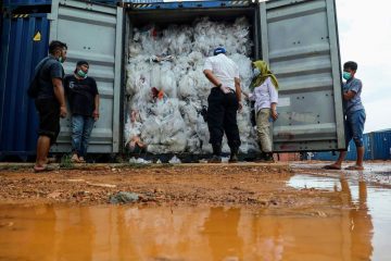 La Malaisie renvoie plus de 300 conteneurs de déchets plastiques illicites