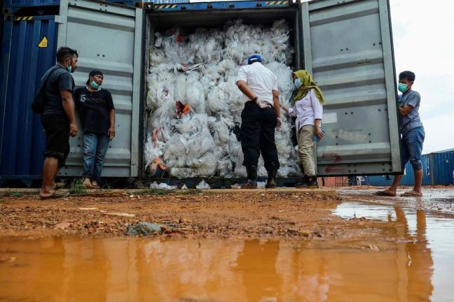 La Malaisie renvoie plus de 300 conteneurs de déchets plastiques illicites