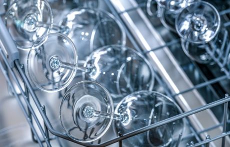 Lavage de vaisselle : la machine ou les mains, quelle option est la plus écologique ?