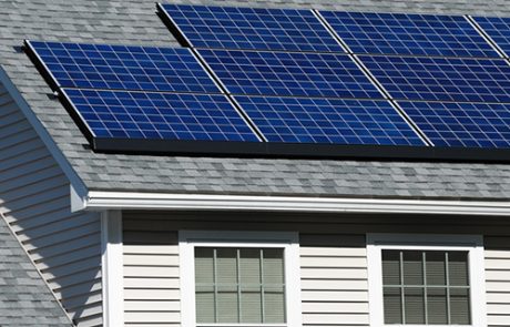 Energies solaires : L’outil numérique qui permet de savoir si installer des panneaux solaires sur le toit est utile