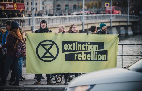 Extinction Rebellion éteint la lumière des publicités à Angers pour alerter sur le dérèglement climatique
