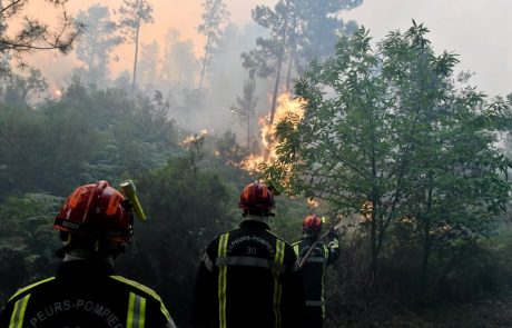 Pompiers et avions combattent un incendie près de la côte méditerranéenne française