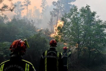 Pompiers et avions combattent un incendie près de la côte méditerranéenne française