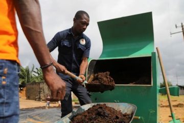 Une petite boîte transforme les déchets en trésor pour les agriculteurs ivoiriens