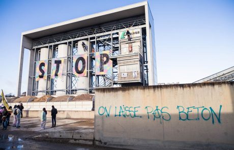 Extinction Rebellion cible la cimenterie Lafarge à Paris