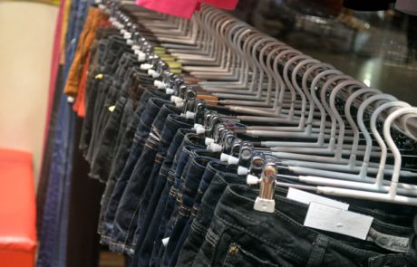 La location de vêtements tente de s’imposer en France contre la surconsommation