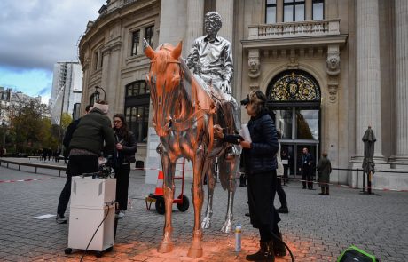 Des militants pour le climat défigurent l’art à Paris et à Milan