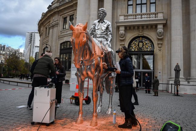 Des militants pour le climat défigurent l’art à Paris et à Milan