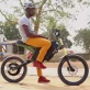 Un jeune ghanéen fabrique des motos électriques à partir de batteries d’ordinateur recyclées
