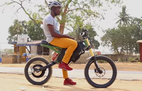 Un jeune ghanéen fabrique des motos électriques à partir de batteries d’ordinateur recyclées