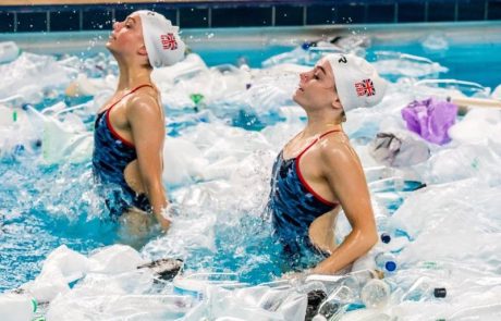 Une équipe de natation synchronisée se produit dans une piscine remplie de plastique