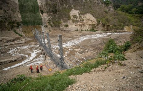 Des équipes de nettoyage bloquent du plastique sur une rivière guatémaltèque pour protéger l’océan