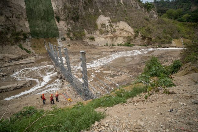 Des équipes de nettoyage bloquent du plastique sur une rivière guatémaltèque pour protéger l’océan