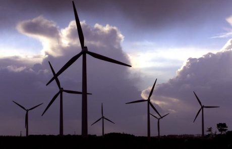 Les Émirats arabes unis inaugurent un projet éolien de 104 MW avant la COP28