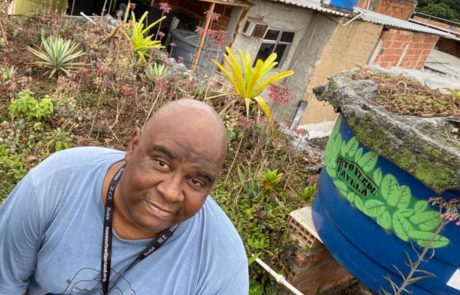 Un habitant des favelas brésilienne réalise des toitures végétalisées pour lutter contre la canicule